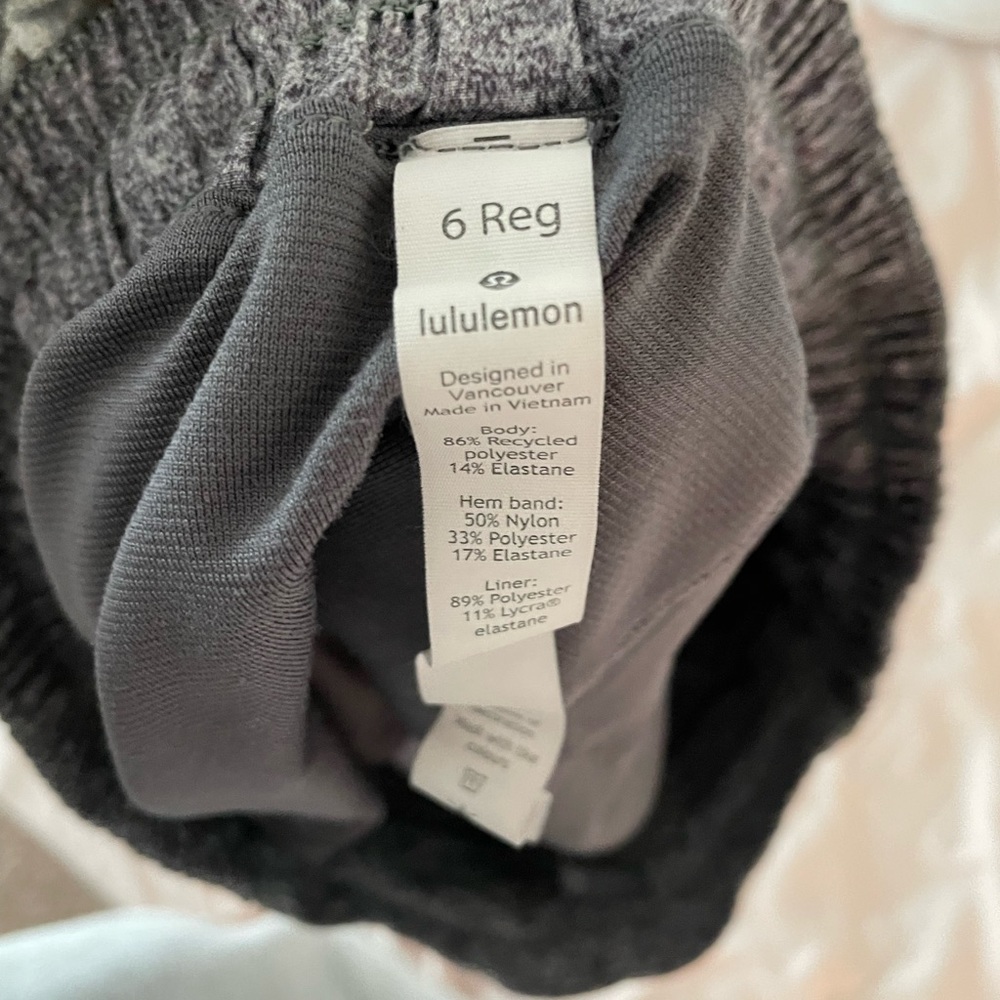 lululemon hotty hot shorts size 6 grey